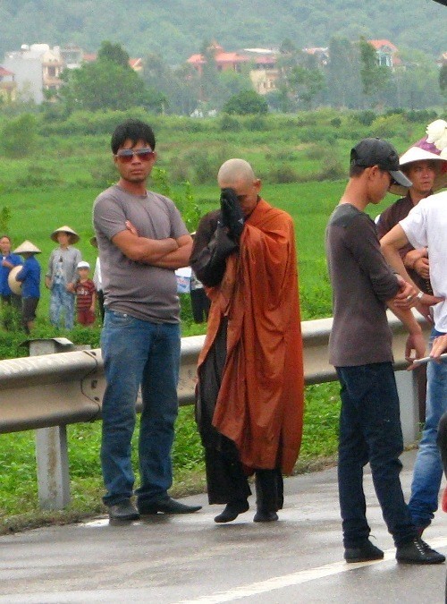 Khi về Bắc Ninh, đoàn người tháp tùng đã mặc thường phục và tỏ ra hung hăng, với nhiều hành động, lời nói "hung đồ".